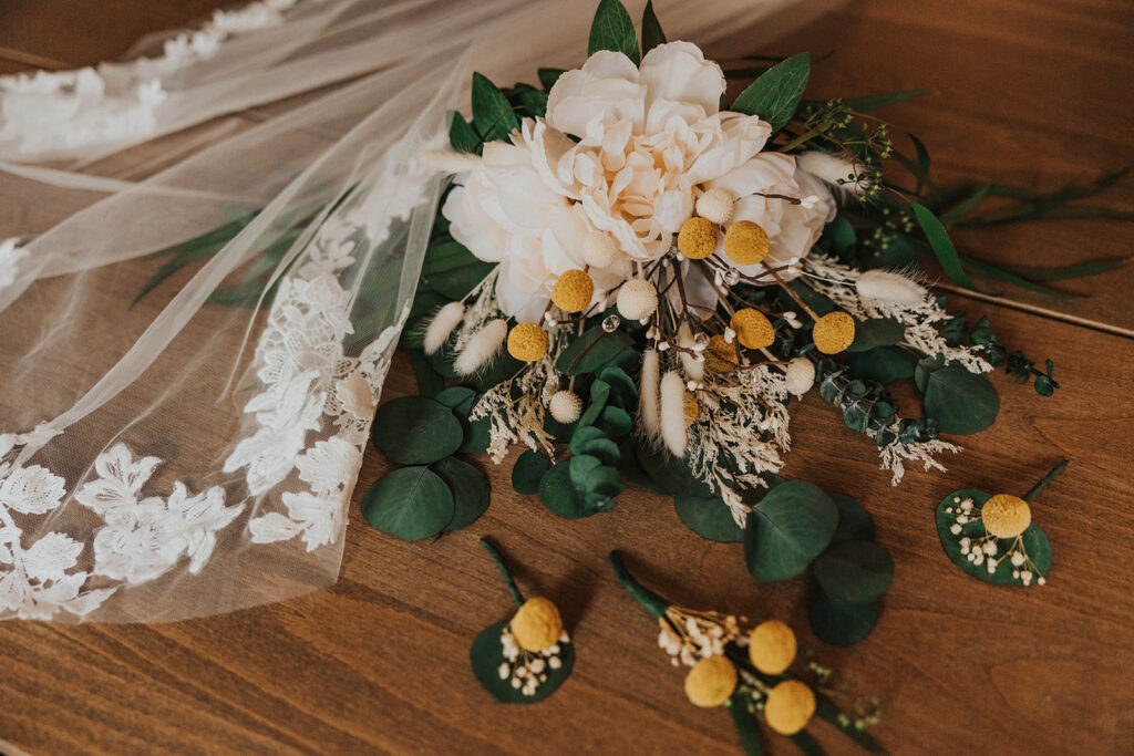Flat lay photo with bouquet and veil